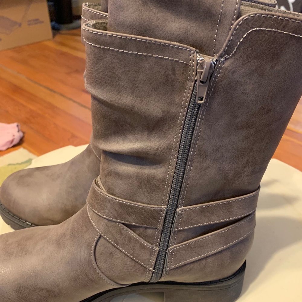 New, never worn size 9 Maurices calf boots